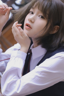 男生对女生迈开腿尝尝你的草莓